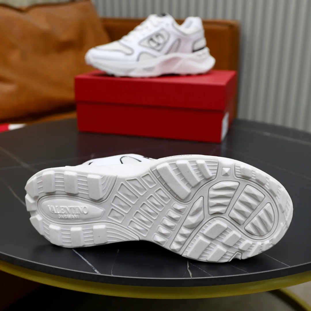 Ex-factory price: 460💰VALENTINO/Valentino 2025s men's latest low-top thick-soled sports shoes are shipped. Made with heavy industry, men's fine casual sports shoes, versatile style. Made of fabric mesh upper, rubber lines embellished with geometric segmentation upper, hand-sewn, novel and fashionable, rubber soles with rivet details on the front and back, VALENTINO GARAVANI LOGO printed on the side, and Valentino Garavani decorative inlay on the tongue. Logo, comfortable, breathable and durable on the feet! Comes with full original packaging! Code number: 38-39-40-41-42-43-44 (45 can be customized)